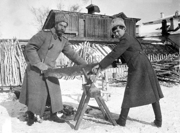57. Государь и Наследник Цесаревич за пилкой дров.jpg